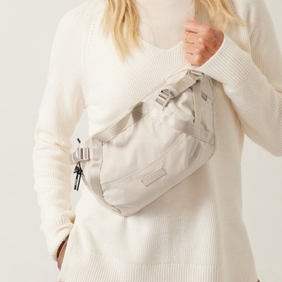 Athleta Excursion Large Belt Bag - Picture 1 of 3
